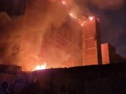 Lima: Más de 25 unidades de bomberos combaten fuego en depósito clandestino