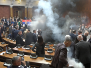 Serbia: tres diputadas resultaron heridas tras ataque de bengalas en parlamento