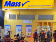 Delincuentes armados asaltan tienda Mass y huyen en moto