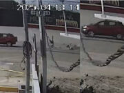 Trujillo: carro embiste a dos personas y se da a la fuga