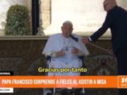 Internacional: papa Francisco sorprende a fieles al asistir a misa