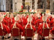 Cardenales se instalan en el Vaticano para el inicio del cónclave