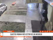 Trujillo: delincuentes trepan restaurante y roban luminaria