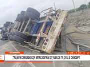 La Libertad: tráiler con mercadería se volcó en óvalo Chocope