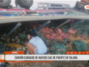Piura: camión cargado de huevos cae de puente en Talara