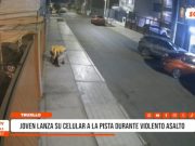 Trujillo: joven lanza su celular a la pista durante violento asalto