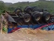 Chongoyape: camión volcó en badén Juana Ríos por lluvias intensas
