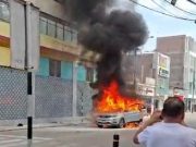 Camioneta se incendia en pleno centro de Chiclayo por presunto cortocircuito