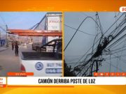 Trujillo: camión derriba poste de luz en Urb. Santo Dominguito