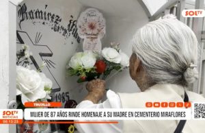 Trujillo: mujer de 87 años rinde homenaje a su madre en cementerio Miraflores