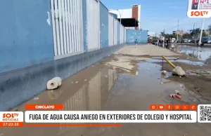 Chiclayo: fuga de agua causa aniego en exteriores de colegio y hospital