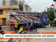 Trujillo: camión casi vuelca por obra inconclusa en urb. Santo Dominguito