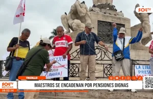 Trujillo: maestros se encadenan por pensiones dignas