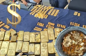 Internacional: obreros hallan monedas y lingotes de oro en construcción