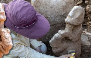 Turquía: descubren escultura de 11 mil años con figura humana sobre leopardo