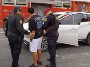 Conductor se queda dormido frente al semáforo y provoca congestión en pleno centro de Trujillo