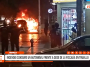 Trujillo: incendio vehicular destruyó auto frente a Fiscalía