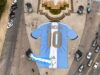 Rosario despide a Messi con una camiseta gigante frente al Monumento a la Bandera