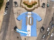 Rosario despide a Messi con una camiseta gigante frente al Monumento a la Bandera