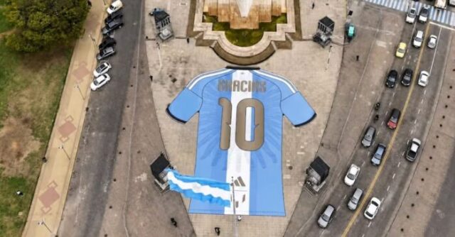 rosario-despide-messi-camiseta-gigante-monumento-bandera